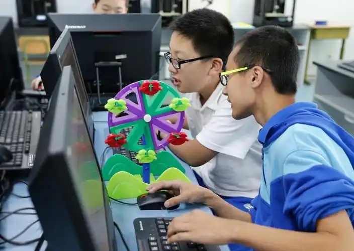 学员调试 3D 打印摩天轮作品