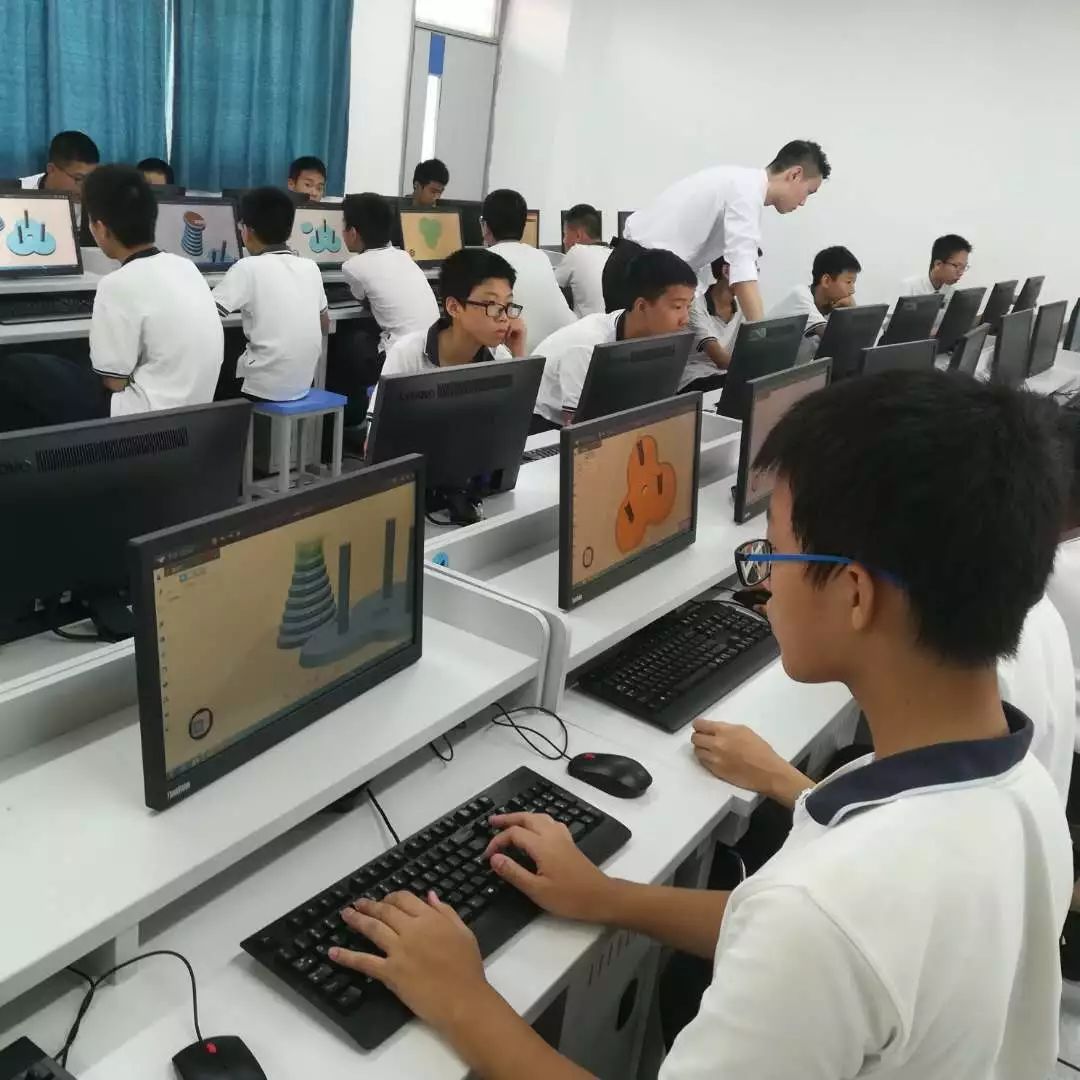 班级电脑教室 3D 建模课堂